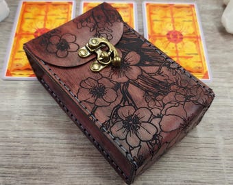 Estuche XL de piel de primera calidad con diseño de flores de cerezo. Teñido a mano en color caoba y cosido a mano en gris oscuro. Caja Sakura hecha a mano para mazos más gruesos.