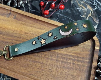 Correa de muñeca de cuero verde oscuro con luna y estrellas: Correa de muñeca celestial pintada a mano: para billetera, bolso de mano, llavero largo o dije para bolso