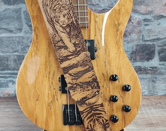 Correa de guitarra de cuero hecha a mano Tigers & Bamboo en color ámbar tostado. Hecha a mano con cuero grueso de primera calidad. Talla ajustable para una altura personalizada.
