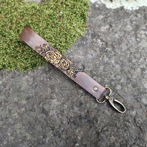 Correa de muñeca de cuero premium con rosas amarillas y rosas pintadas a mano. Correa de muñeca para llaves, cartera, bolso de mano. Llavero largo. Reemplazo de correa.
