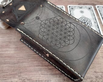 Estuche de cuero para cartas de Tarot con fases lunares hecho a mano: Estuche de cuero negro de grano completo de primera calidad con geometría sagrada, ojo de la providencia y ciclo lunar.