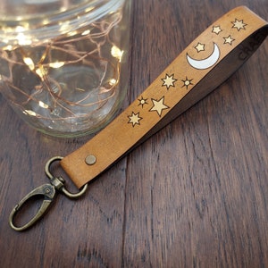 Correa de muñeca de cuero de primera calidad con luna y estrellas pintadas a mano. Celestial Muñequera para llaves, cartera, bolso de mano. Llavero largo. Reemplazo de correa