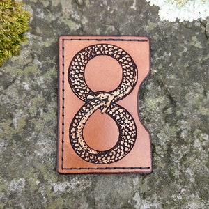 Monedero minimalista delgado Ouroboros, monedero de cuero hecho a mano con símbolo del infinito, serpiente que se come su propia cola, TrueCraftwork