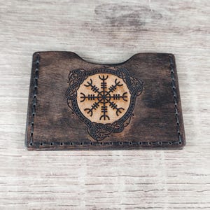 Cartera de cuero de primera calidad Helm of Awe hecha a mano y hecha a mano. Cartera minimalista de cuero curtido vegetal Helm of Terror. True Craftworks