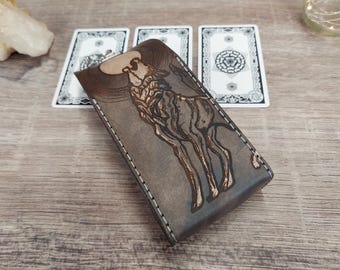 Estuche de cuero premium para cartas de tarot Wolf Moon: Porta cartas de tarot hecho a mano en gris nube de tormenta con lobos aullando a la luna llena
