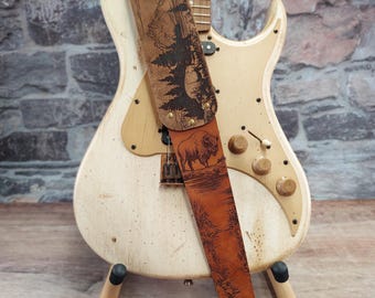 Correa de guitarra de cuero Frontier Americana: Correa para instrumento hecha a mano con paisaje de bisonte y montaña - Marrón bicolor ligeramente envejecido