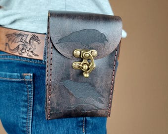 Estuche de cuero para cartas de tarot Raven Haven con trabilla para cinturón: teñido a mano en negro antiguo con costuras color espresso.