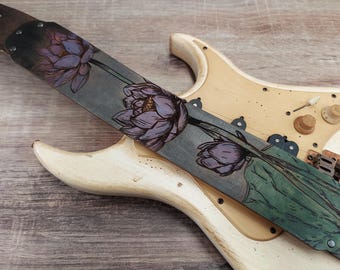Correa de guitarra de cuero negro con diseño de loto y carpa koi, pintada a mano sobre cuero de grano completo envejecido de primera calidad.