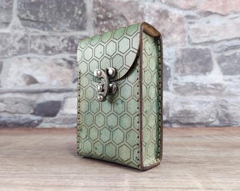 Estuche de Tarot de Cuero Premium Hexagons en Luz de Luna con Costuras Grises a Mano. Estuche de Tarot de Cuero Hecho a Mano con Diseño de Panal.