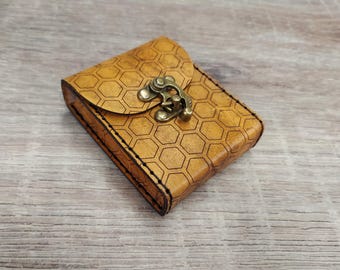 Estuche de cuero premium para naipes con diseño hexagonal - Color ámbar tostado con hilo negro. Estuche de cuero flor hecho a mano con capacidad para una baraja de póker.