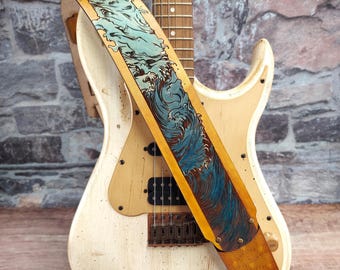 Correa de guitarra de cuero premium hecha a mano con la Gran Ola del Tsunami. Teñida a mano en azul, turquesa y amarillo dorado. Ajustable a medida.