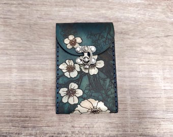 Estuche de Tarot de Cuero Premium con Flores de Cerezo en Azul. Teñido a mano en tonos azules y cosido a mano en azul oscuro. Estuche de Tarot Sakura hecho a mano.