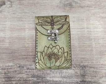 Estuche de Tarot de Cuero Premium con Libélula y Loto: Teñido a Mano en Luz de Luna con Costuras Grises