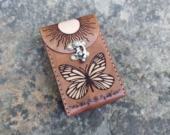 Mariposas clásicas y el Sol en un estuche de tarot de cuero premium hecho a mano en tonos tostados y marrón. Regalo para tarotistas.
