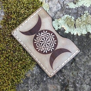 Cartera de cuero de primera calidad con símbolo de triple fase lunar. Cartera minimalista de cuero curtido vegetal hecha a mano con estampado floral de la Triple Diosa.