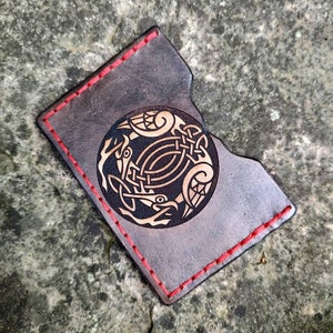 Cartera minimalista de cuero negro antiguo Odins Ravens, billetera delgada, Hugnin & Muninn, hecha a mano, cuero de primera calidad cosido a mano en rojo