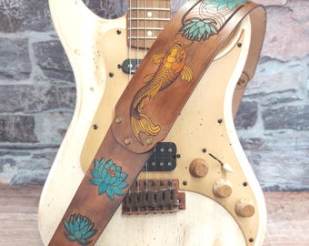Correa de guitarra de cuero premium con loto y koi: pintada a mano con colores vibrantes sobre cuero de grano completo envejecido con tamaño ajustable.