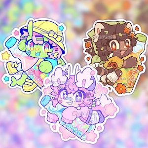 Puede incluir: Tres pegatinas de personajes de dibujos animados coloridos sobre un fondo pastel. Cada pegatina presenta un personaje diferente sosteniendo una botella de agua con gas. Los personajes son una criatura verde con un sombrero amarillo, una criatura marrón con una camisa amarilla y una criatura rosa con un suéter rosa.