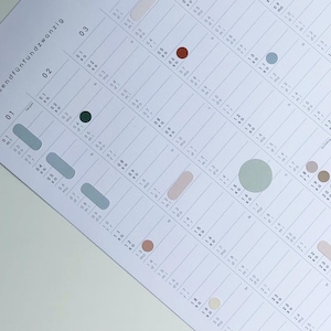 Peut inclure: Un calendrier mural blanc pour l'ann&eacute;e zweitausendf&uuml;nfundzwanzig pr&eacute;sentant une mise en page verticale. Le design comprend des colonnes pour les mois et les jours avec divers cercles et marqueurs en forme de pilule color&eacute;s en bleu, vert, rouge et beige.