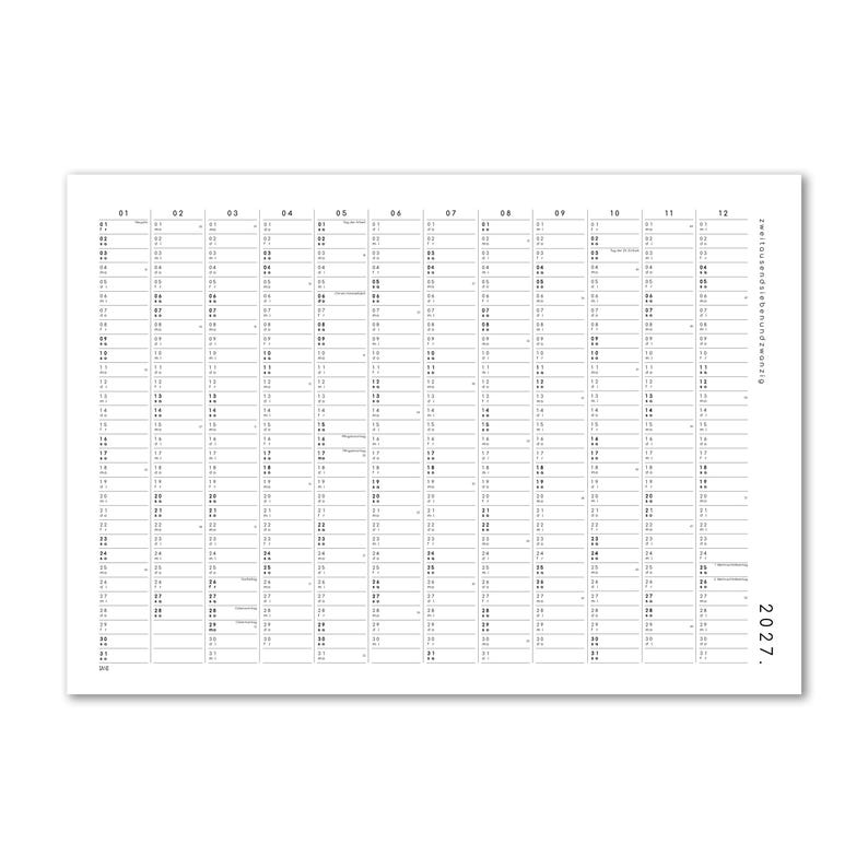 Peut inclure: Un calendrier mural blanc pour l'ann&eacute;e 2027 pr&eacute;sentant une mise en page en grille avec douze colonnes verticales repr&eacute;sentant chaque mois. Le texte 2027 est imprim&eacute; dans le coin inf&eacute;rieur droit et le texte allemand zweitausendundsiebenundzwanzig est &agrave; droite.