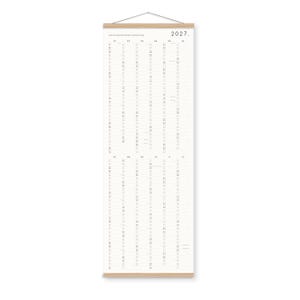 Puede incluir: Un calendario de pared vertical para el año 2027 impreso en papel blanco con texto negro. El calendario presenta un diseño de cuadrícula para doce meses, sujeto por listones de madera clara en la parte superior e inferior, y colgado de un hilo fino.