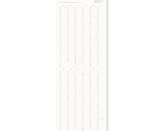 Peut inclure: Un calendrier mural vertical pour l'année 2027 imprimé sur papier blanc avec du texte noir. Le calendrier présente une mise en page en grille pour douze mois, maintenu par des baguettes en bois clair en haut et en bas, suspendu par une ficelle.