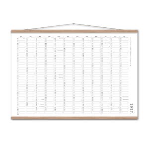 Peut inclure: Un calendrier mural 2027 pr&eacute;sentant une mise en page en grille avec douze colonnes pour chaque mois, imprim&eacute; en noir sur un fond blanc. Le calendrier est maintenu par des baguettes en bois clair en haut et en bas, avec une fine ficelle.