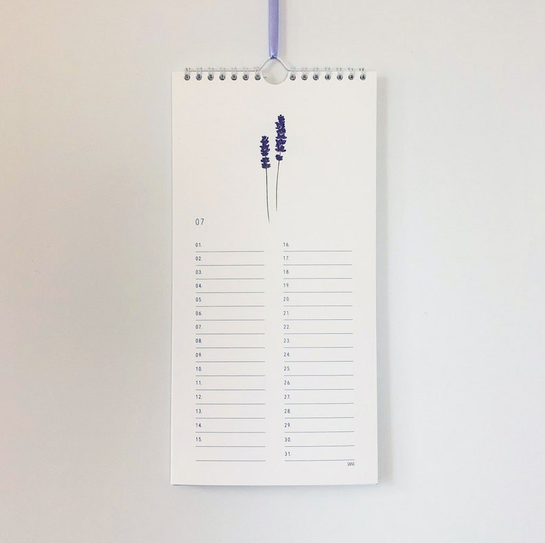 Pu&ograve; includere: Un calendario bianco con un'illustrazione di un fiore di lavanda. Il calendario &egrave; per luglio e ha i numeri da 1 a 31 elencati.
