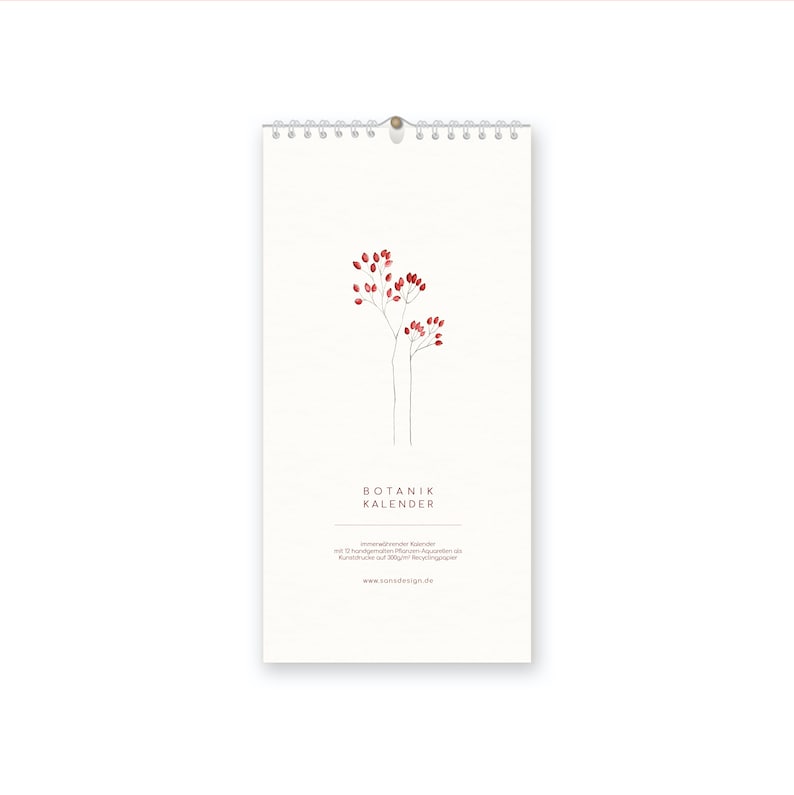 Pu&ograve; includere: Un calendario bianco con una semplice illustrazione di un ramo di bacche rosse. Il testo "BOTANIK KALENDER" &egrave; stampato in nero nella parte inferiore del calendario. Il testo "Immerw&auml;hrender Kalender mit 12 handgemalten Pflanzen-Illustrationen. Gedruckt auf 300g/m&sup2; Recyclingpapier. www.sonsdesign.de" &egrave; stampato in nero nella parte inferiore del calendario.