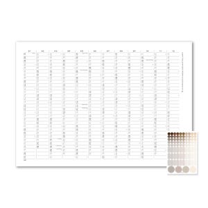 Peut inclure: Un calendrier mural blanc pr&eacute;sentant une grille verticale pour douze mois, avec le texte zweitausendiebenundzwanzig imprim&eacute; sur le c&ocirc;t&eacute; droit. Une feuille s&eacute;par&eacute;e d'autocollants circulaires dans un d&eacute;grad&eacute; de tons marron et beige est incluse.