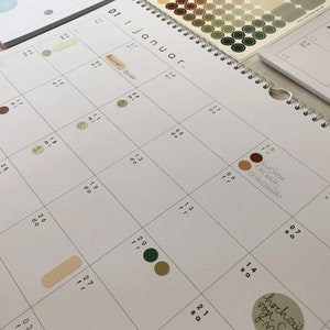 Kalender 2024 mit Klebepunkten, Tischkalender, Wandkalender, Jahresplaner, Monatsübersichten, DIN A4 & A3, Querformat, Kalenderbindung weiß imagem 4