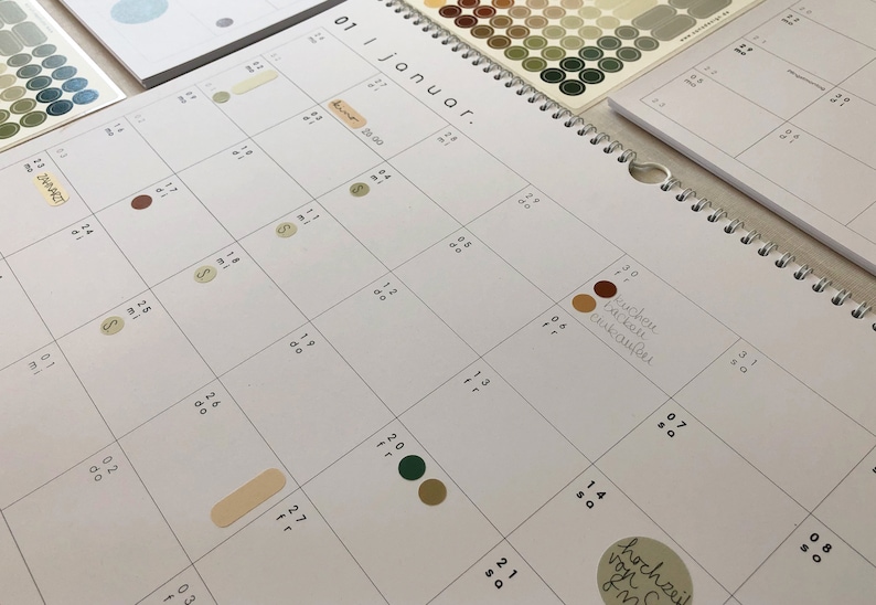 Kalender 2024 mit Klebepunkten, Tischkalender, Wandkalender, Jahresplaner, Monatsübersichten, DIN A4 & A3, Querformat, Kalenderbindung weiß Bild 4