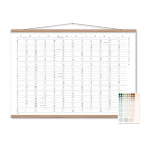 Peut inclure: Un calendrier annuel mural compos&eacute; d'une grille blanche avec du texte et des chiffres noirs, maintenu par des baguettes en bois clair en haut et en bas. Une feuille s&eacute;par&eacute;e d'autocollants circulaires aux tons verts, bruns et beiges est incluse.