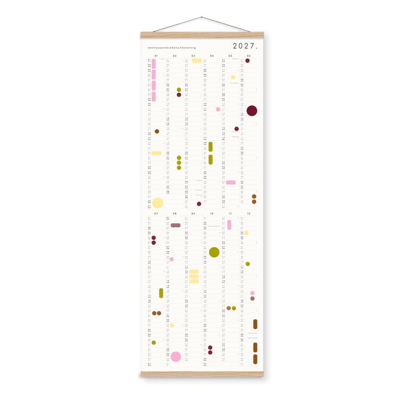 K&ouml;nnte beinhalten: Ein vertikaler Wandkalender f&uuml;r 2027 mit einem hellen Holzrahmen oben und unten sowie einer Aufh&auml;ngeschnur. Das wei&szlig;e Papier zeigt zw&ouml;lf Monatsspalten von 01 bis 12, die mit verschiedenen farbigen Kreisen und Formen in Pink, Gelb, Oliv und Dunkelrot versehen sind.