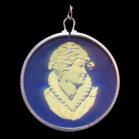 Hologram Cameo Pendant Necklace ~ VINTAGE 3D Glass Hologram