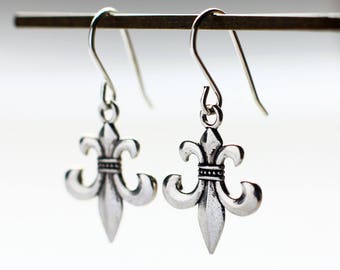Fleur de lis earrings | French romance earrings | Antique silver earrings | Medieval Renaissance jewelry | Sterling silver | Hypoallergenic