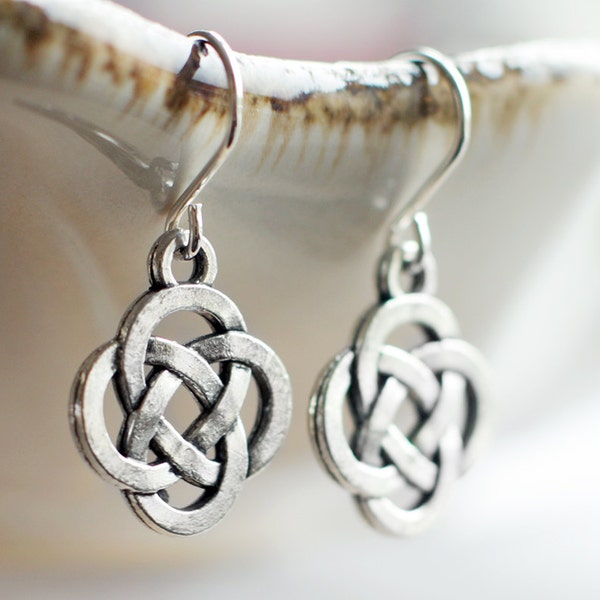 Boucles d'oreilles nœud celtique | Boucles d'oreilles Renaissance Fair en argent antique | Boucles d'oreilles celtiques en argent sterling | Boucles d'oreilles hypoallergéniques à breloques Fantasy