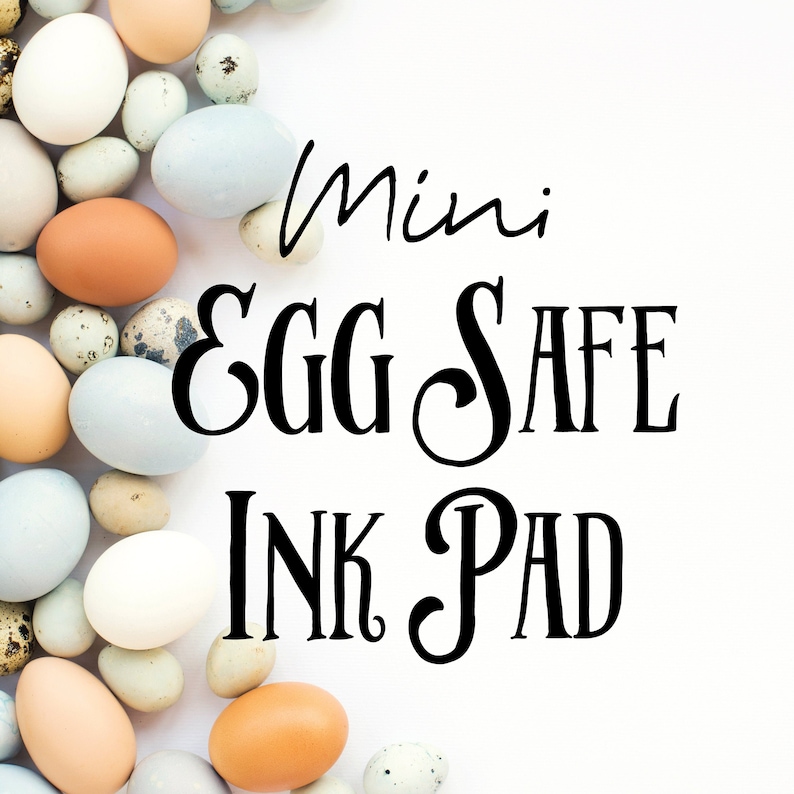 Może przedstawiać: Białe tło z tekstem "Mini Egg Safe Ink Pad" w czarnym, ozdobnym pismie. Tło jest ozdobione obramowaniem z r&oacute;żnokolorowych jajek, w tym białych, brązowych, niebieskich i nakrapianych.
