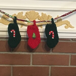 Guirlanda de Natal com meias em miniatura aplicadas com árvores, bastões de doces, flocos de neve e muito mais, bandeirinhas de Natal personalizadas