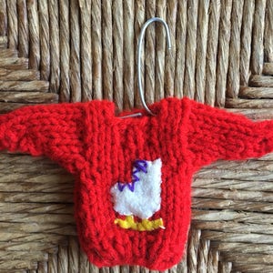 Ornement de patin à glace, Ornement de pull minuscule w Applique de patinage sur glace, Cadeau pour patineur, Ornements de Noël faits à la main, Tween Girl Gift Topper
