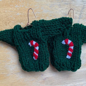 Strick ornament, Mini Pullover Ornament mit Zuckerstange Applikation, Weihnachtsbaum Deko, Candy Cane, handgefertigt Ornament, Gestrickte Ornamente