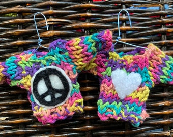 Set med 2 miniatyrtröjdekorationer hjärta och fredstecken, Liten tröjdekoration med fredstecken och hjärta, hippie, boho, boho