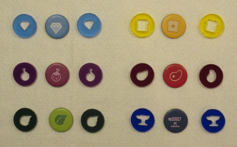 K&ouml;nnte beinhalten: Ein Set mit 15 bunten runden Spielsteinen mit verschiedenen Symbolen, darunter ein Diamant, eine Flasche, ein Blatt, ein Brotlaib, ein Steak und ein Hufeisen. Die Spielsteine sind aus Kunststoff und haben eine glatte, gl&auml;nzende Oberfl&auml;che.