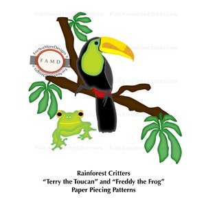 Peut inclure: Modèles de découpage en papier pour un toucan et une grenouille. Le toucan est perché sur une branche avec des feuilles vertes. La grenouille est assise sur le sol sous la branche. Le toucan est noir, jaune et vert. La grenouille est verte. Les motifs sont intitulés "Rainforest Critters" et "Terry the Toucan" et "Freddy the Frog".