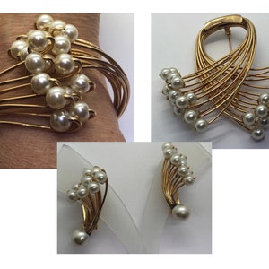 Suite de joyería de perlas falsas vintage, pulsera de perlas falsas, broche de perlas falsas, clip de perlas falsas en pendientes, suite de joyería de alambre de color dorado imagen 1