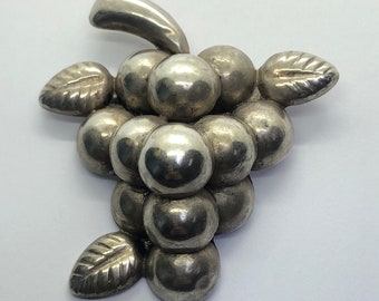 Elegante broche de racimo de uvas en plata de ley: regalo para amantes del vino, firmado Sterling Mexico