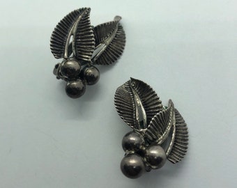 Pendientes de plata de ley con forma de hoja de muérdago y clip