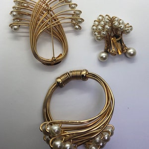 Suite de joyería de perlas falsas vintage, pulsera de perlas falsas, broche de perlas falsas, clip de perlas falsas en pendientes, suite de joyería de alambre de color dorado imagen 10