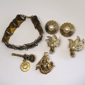 Vintage Damascene Jewelry Lot, Lot of 5 Damascene Jewelry, 2 Brooches, 2 Clip On Earrings, & 1 Damascene Bracelet