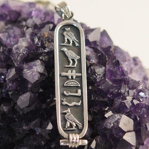 Cartucho personalizado en plata de ley 925: disponible en jeroglífico, árabe o inglés (máximo 9 letras), hecho a mano en nuestro antiguo taller.